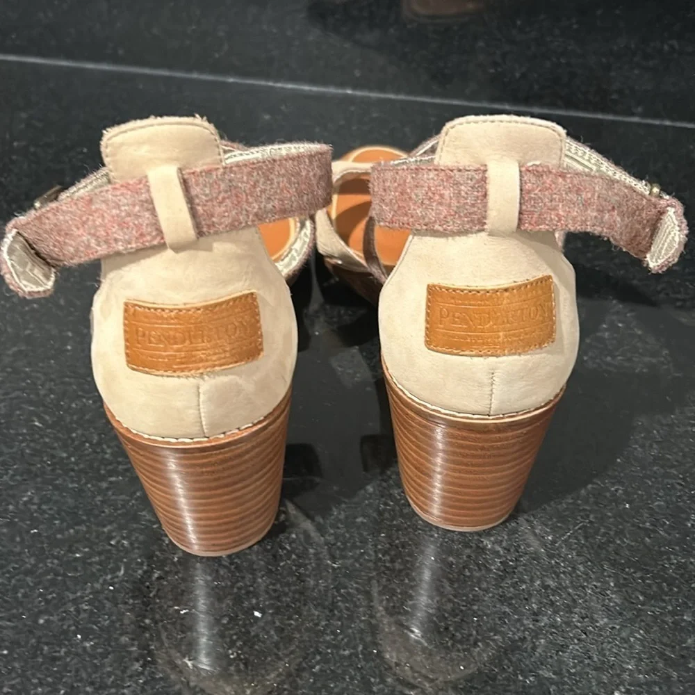 Pendleton Womens Baylands Wedge Sandals, Beige size 11 shoes